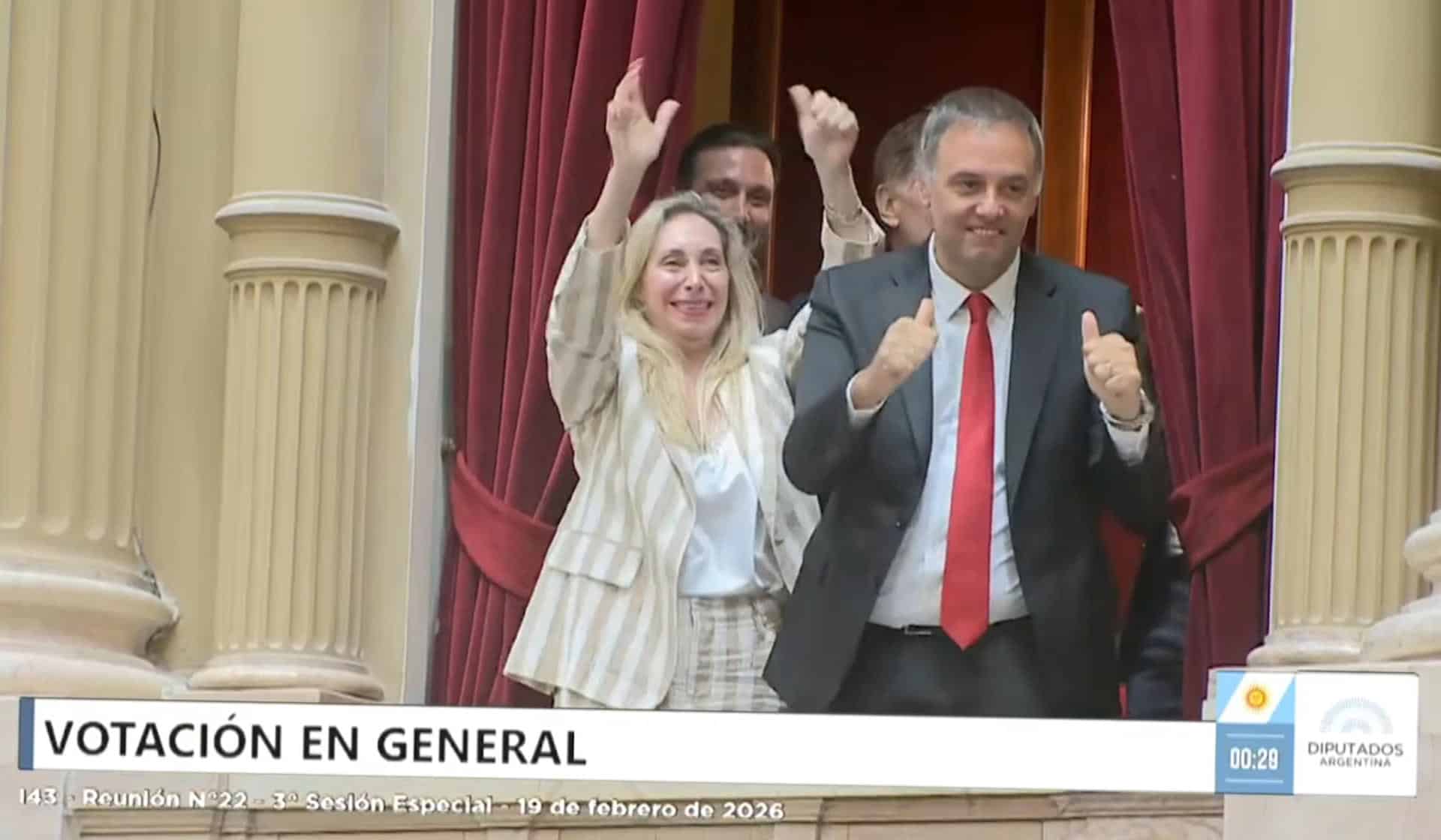 Captura de video tomada de una transmisión de la Honorable Cámara de Diputados de Argentina de la secretaria General de la Presidencia argentina, Karina Milei (i), celebrando junto al jefe de gabinete Manuel Adorni este viernes, tras la aprobación de la reforma laboral en Buenos Aires (Argentina). EFE/ Honorable Cámara de Diputados