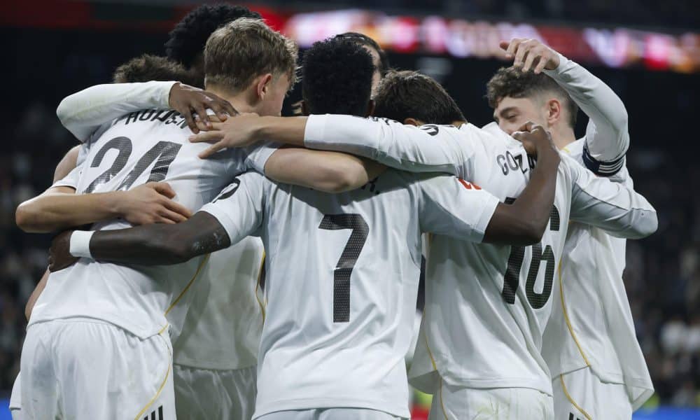 El delantero del Real Madrid Vinicius Jr. (c) celebra su segundo gol, cuarto del equipo blanco, durante el partido de la jornada 24 de LaLiga entre el Real Madrid y la Real Sociedad, este sábado en el estadio Santiago Bernabéu. EFE/JuanJo Martín