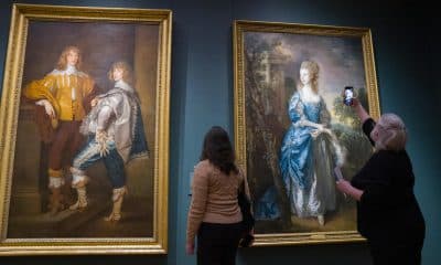 Personas observan las obras de la exhibición 'Gainsborough: La moda del retrato' este martes, en el museo Frick Collection en Nueva York (EE.UU.). EFE/ Ángel Colmenares
