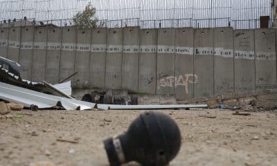 AL RAM (CISJORDANIA), 07/02/2026.- A lo largo del muro que separa Israel de Cisjordania hay cuerdas, zapatos y abrigos que llevan años enganchados en los alambres; algunos son recientes, de los trabajadores palestinos a los que el Gobierno de Benjamín Netanyahu canceló sus permisos desde hace ya más de dos años, que, desesperados, solo ven como salida saltarlo y trabajar de forma ilegal en ciudades como Jerusalén. En la imagen, una granada lanzada por fuerzas de seguridad Israel, en Al Ram, Cisjordania ocupada, en una zona en la que, autoridades aseguran, de forma regular trabajadores palestinos intentan cruzar el muro. EFE/Magda Gibelli