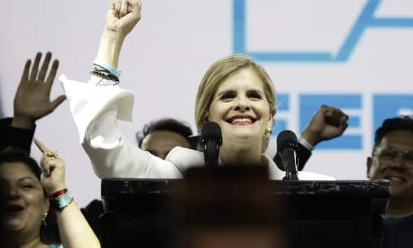 La candidata derechista del Partido Pueblo Soberano Laura Fernández celebra este domingo, en San José (Costa Rica). EFE/ Jeffrey Arguedas