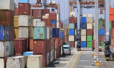 Un vehículo de carga transita frente a contenedores marítimos en el Puerto de Balboa en Ciudad de Panamá (Panamá). EFE/ Bienvenido Velasco