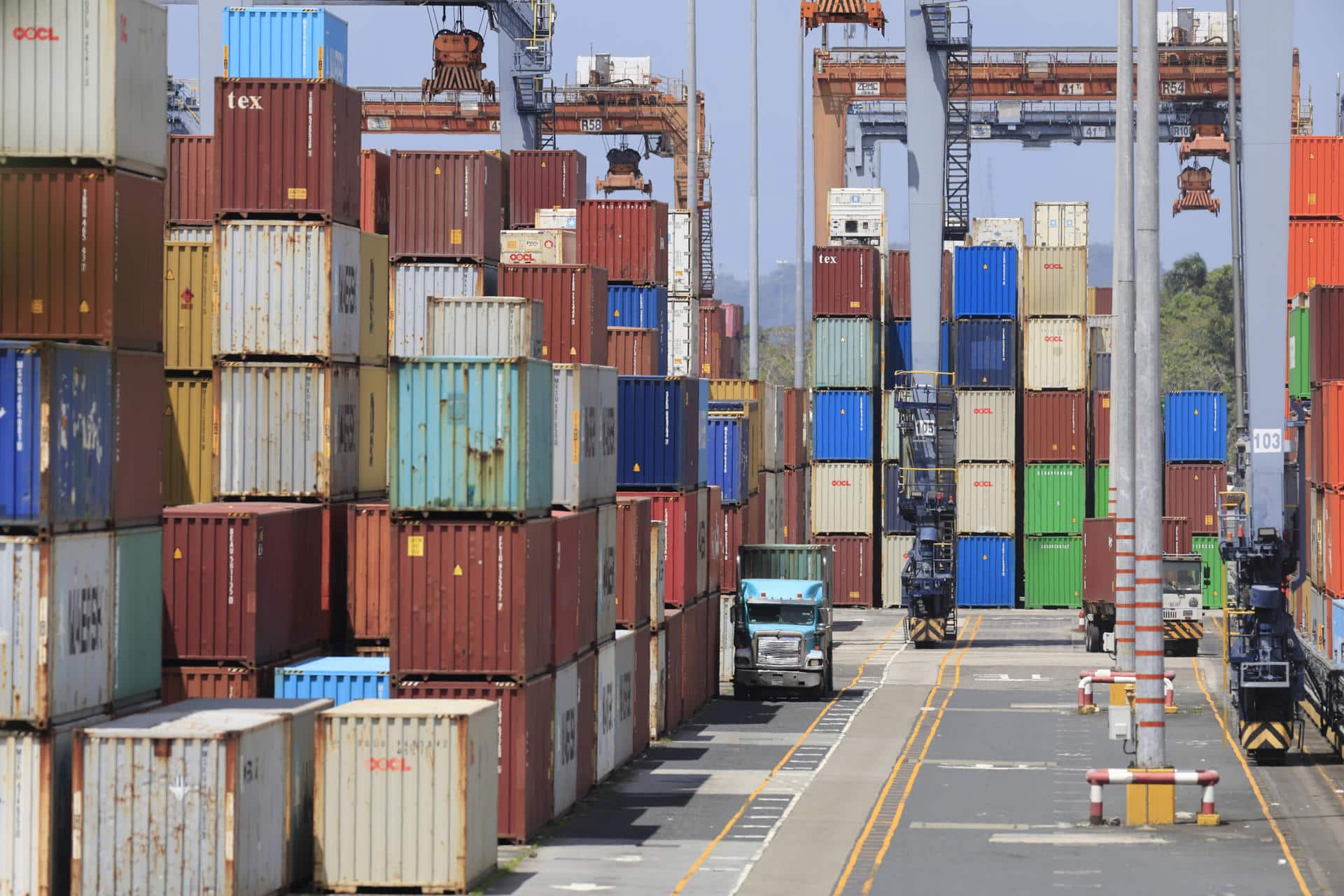 Un vehículo de carga transita frente a contenedores marítimos en el Puerto de Balboa en Ciudad de Panamá (Panamá). EFE/ Bienvenido Velasco