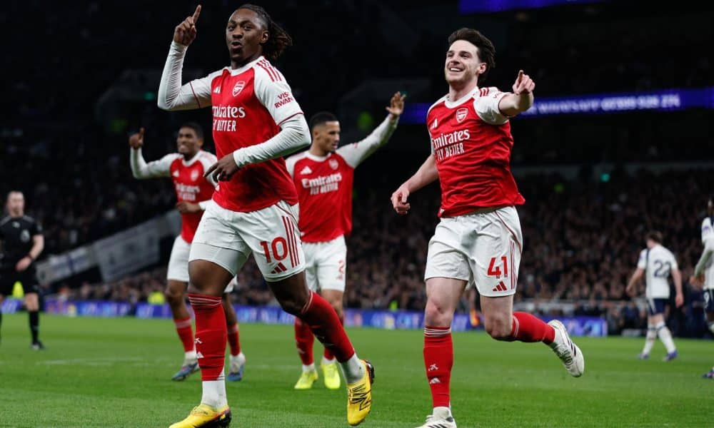 El jugador del Arsenal Eberechi Eze (I) celebra el 1-3 durante el partido de la Premier League que han jugado Tottenham Hotspur y Arsenal FC, en Londres, Reino Unido. EFE/EPA/DAVID CLIFF