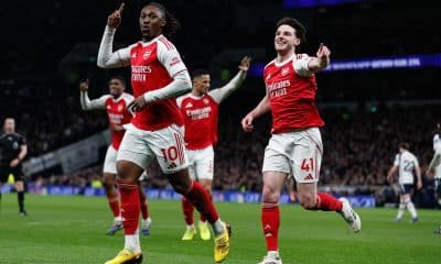 El jugador del Arsenal Eberechi Eze (I) celebra el 1-3 durante el partido de la Premier League que han jugado Tottenham Hotspur y Arsenal FC, en Londres, Reino Unido. EFE/EPA/DAVID CLIFF