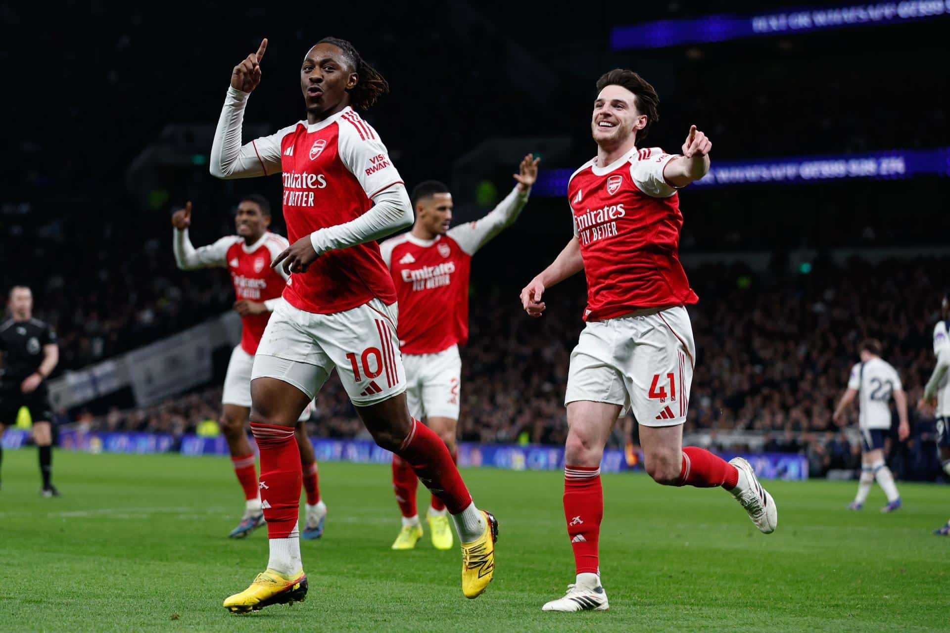 El jugador del Arsenal Eberechi Eze (I) celebra el 1-3 durante el partido de la Premier League que han jugado Tottenham Hotspur y Arsenal FC, en Londres, Reino Unido. EFE/EPA/DAVID CLIFF
