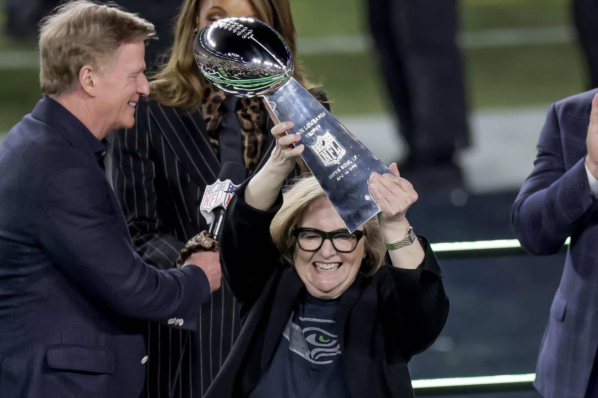 La presidenta de los Seattle Seahawks, Jody Allen, recibe el Trofeo Vince Lombardi tras la maciza victoria de su equipo sobre los New England Patriots en el Super Bowl LX, este domingo en el Levi's Stadium de Santa Clara (California). EFE/EPA/CHRIS TORRES