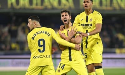 El centrocampista del Villarreal Santiago Comesaña (c) celebra tras anotar un gol durante el encuentro correspondiente a la jornada 25 de Laliga EA Sports que disputaron Villarreal CF y Valencia CF este domingo en el estadio de La Cerámica de Villarreal. EFE/ Andreu Esteban