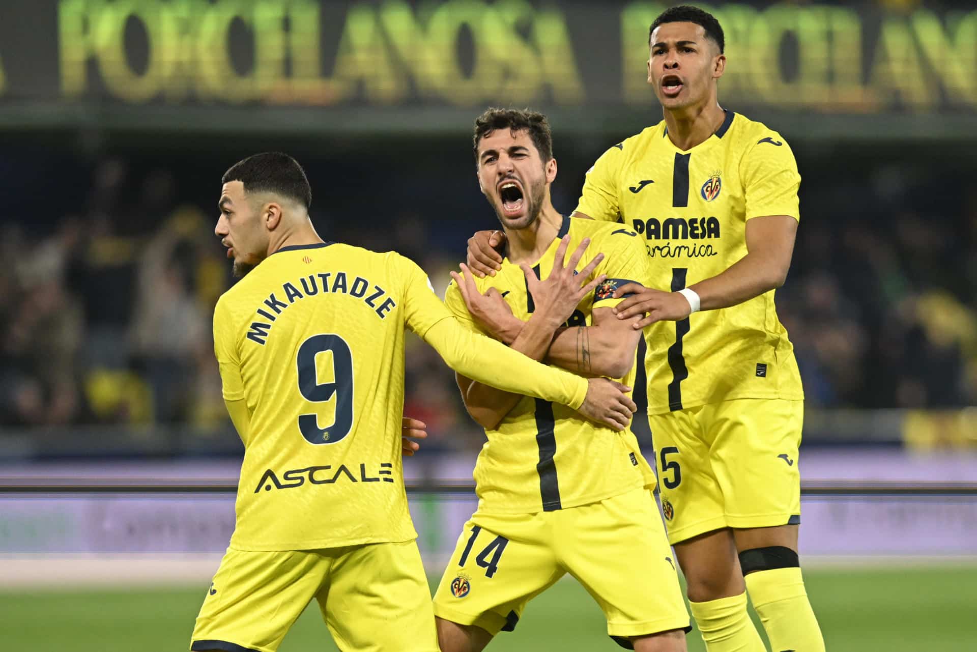 El centrocampista del Villarreal Santiago Comesaña (c) celebra tras anotar un gol durante el encuentro correspondiente a la jornada 25 de Laliga EA Sports que disputaron Villarreal CF y Valencia CF este domingo en el estadio de La Cerámica de Villarreal. EFE/ Andreu Esteban