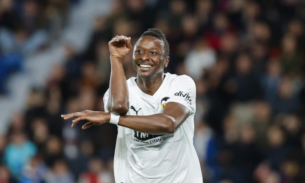 El delantero nigeriano del Valencia, Umar Sadiq celebra el segundo gol de su equipo durante el partido de la jornada 24 de LaLiga que disputaron el Levante y el Valencia, en el estadio Ciutat de Valencia, este domingo. EFE/Ana Escobar