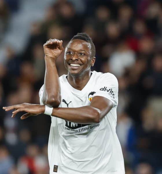 El delantero nigeriano del Valencia, Umar Sadiq celebra el segundo gol de su equipo durante el partido de la jornada 24 de LaLiga que disputaron el Levante y el Valencia, en el estadio Ciutat de Valencia, este domingo. EFE/Ana Escobar