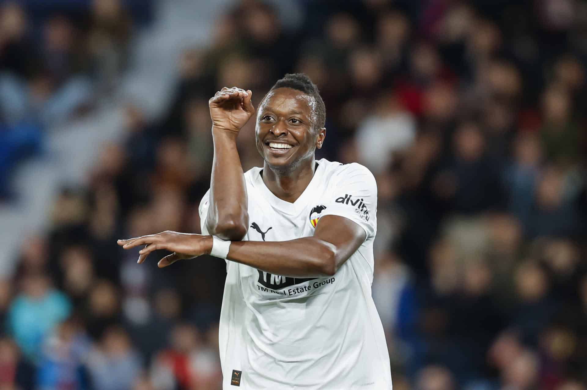 El delantero nigeriano del Valencia, Umar Sadiq celebra el segundo gol de su equipo durante el partido de la jornada 24 de LaLiga que disputaron el Levante y el Valencia, en el estadio Ciutat de Valencia, este domingo. EFE/Ana Escobar