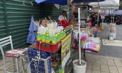 Vendedores ambulantes ofrecen sus productos en una calle de la Ciudad de México (México) para complementar sus sueldos de sus trabajos formales. Imagen de archivo. EFE/Isaac Esquivel