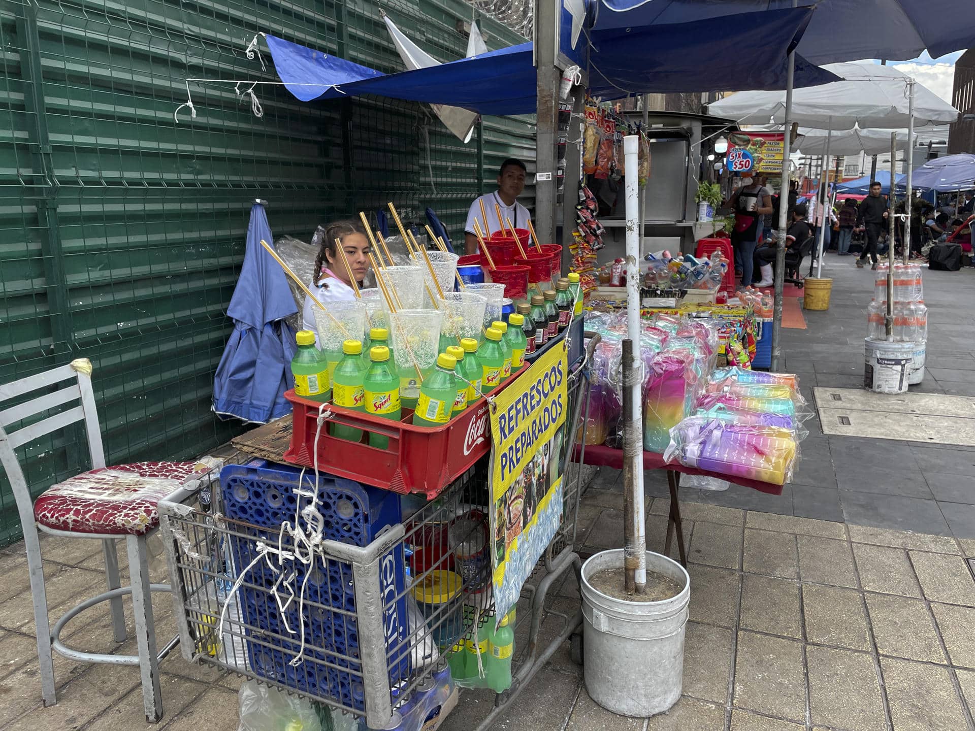 Vendedores ambulantes ofrecen sus productos en una calle de la Ciudad de México (México) para complementar sus sueldos de sus trabajos formales. Imagen de archivo. EFE/Isaac Esquivel