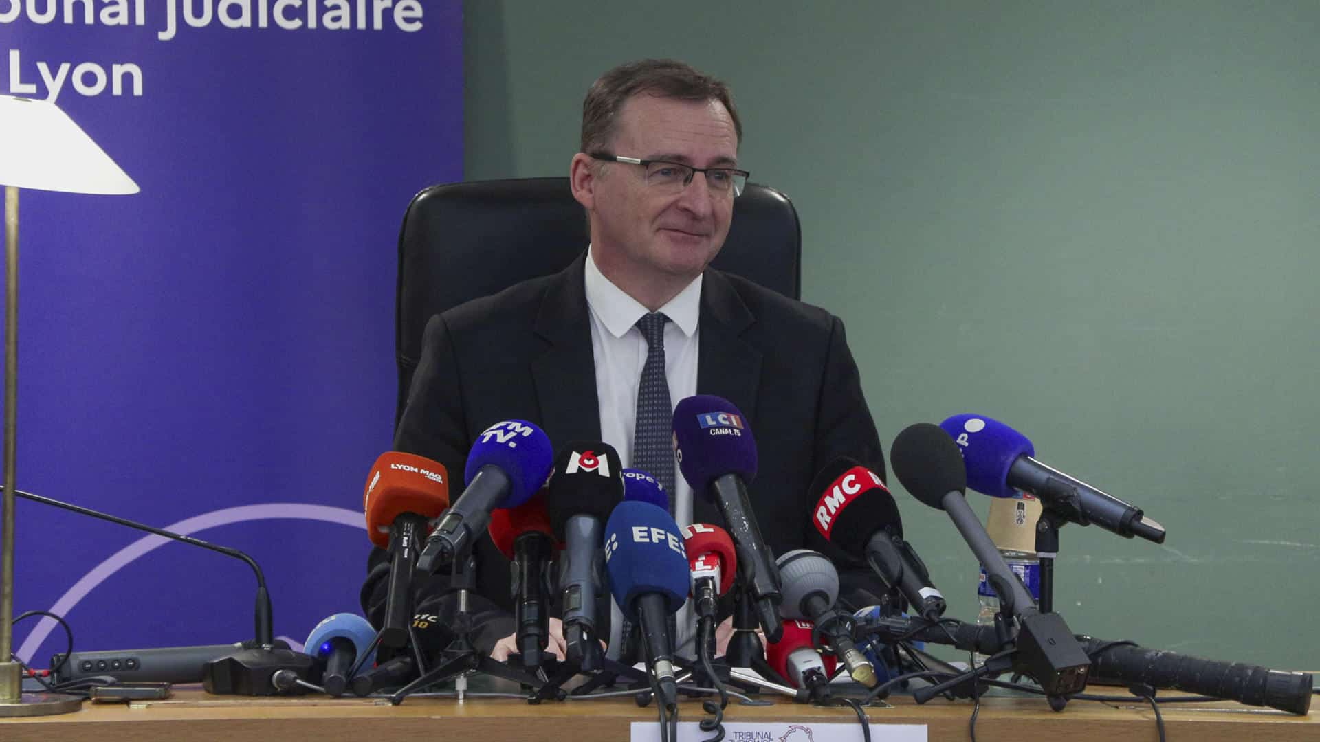 El Fiscal de Lyon, Thierry Dran, durante la rueda de prensa para dar nuevos detalles sobre el asesinato del joven de extrema derecha Quentin D., de 23 años, muerto el pasado sábado tras ser apalizado el jueves en Lyon, mientras la eurodiputada de la izquierdista La Francia Insumisa (LFI), Rima Hassan, participaba en una conferencia en el Instituto de Estudios Políticos (IEP) de la ciudad. EFE/Edgar Sapiña