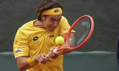 Álvaro Guillén do este sábado en Quito el primer punto a Ecuador en su serie de Copa Davis contra Australia a expensas de Rinky Hijikata. EFE/José Jácome