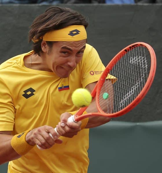 Álvaro Guillén do este sábado en Quito el primer punto a Ecuador en su serie de Copa Davis contra Australia a expensas de Rinky Hijikata. EFE/José Jácome