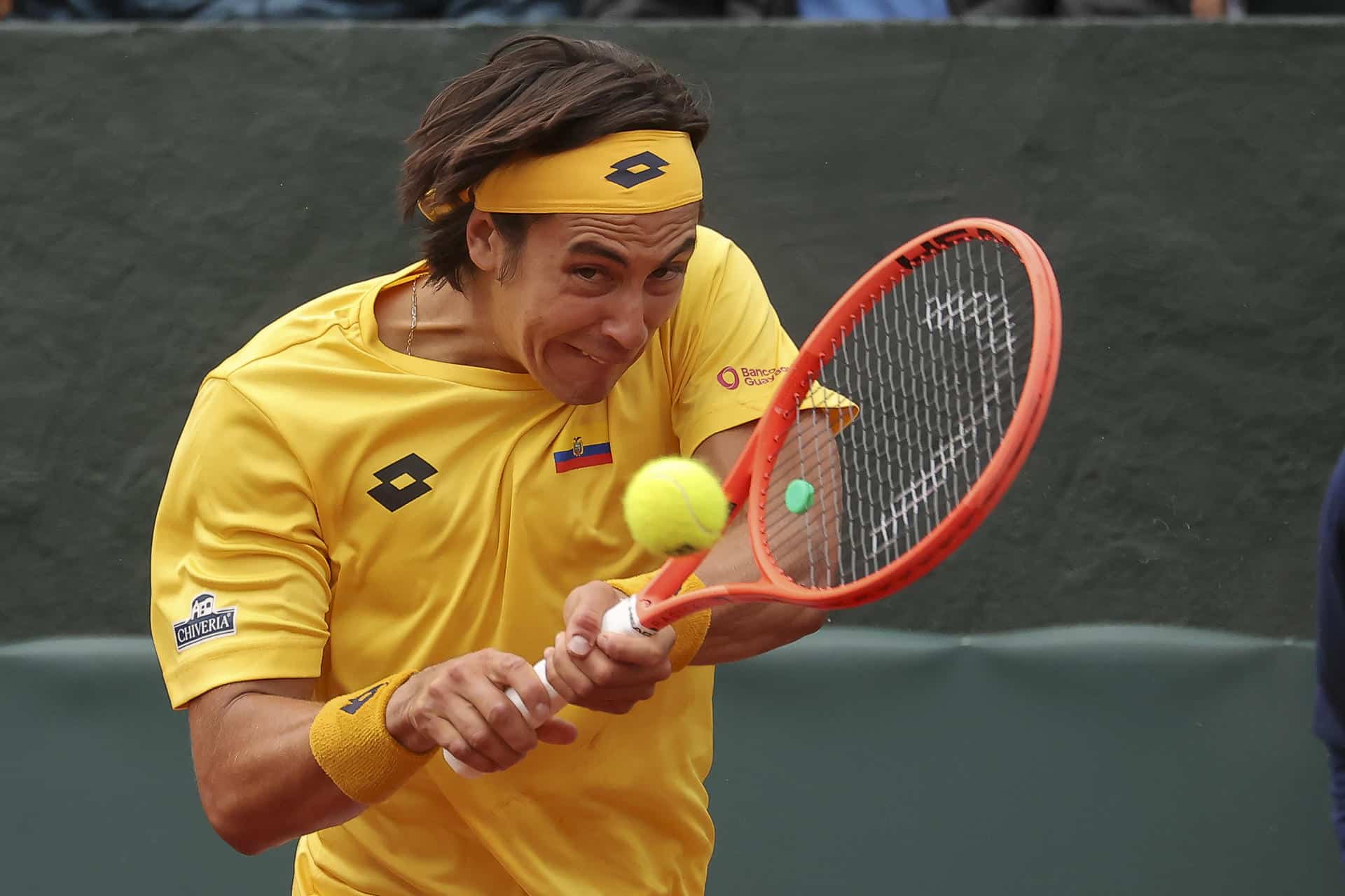 Álvaro Guillén do este sábado en Quito el primer punto a Ecuador en su serie de Copa Davis contra Australia a expensas de Rinky Hijikata. EFE/José Jácome