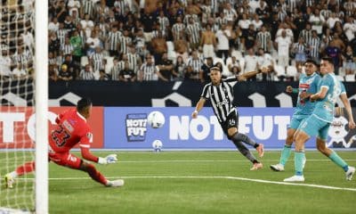 Jordan Barrera (c), de Botafogo, lanza un balón en el partido de vuelta de la segunda fase de clasificación de la Copa Libertadores entre Botafogo y Nacional Potosí en el estadio Olímpico Nilton Santos en Río de Janeiro (Brasil). EFE/Antonio Lacerda