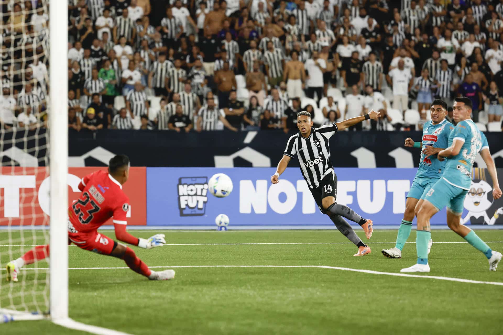 Jordan Barrera (c), de Botafogo, lanza un balón en el partido de vuelta de la segunda fase de clasificación de la Copa Libertadores entre Botafogo y Nacional Potosí en el estadio Olímpico Nilton Santos en Río de Janeiro (Brasil). EFE/Antonio Lacerda