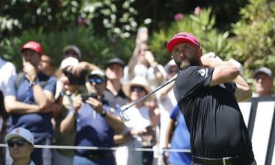 Imagen de archivo del español Jon Rahm lanzando su bola en el LIV Golf Andalucía 2025.  EFE/ A.carrasco Ragel
