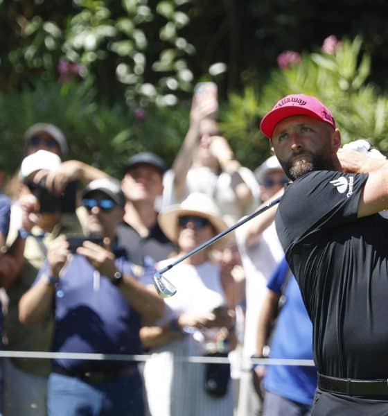 Imagen de archivo del español Jon Rahm lanzando su bola en el LIV Golf Andalucía 2025.  EFE/ A.carrasco Ragel