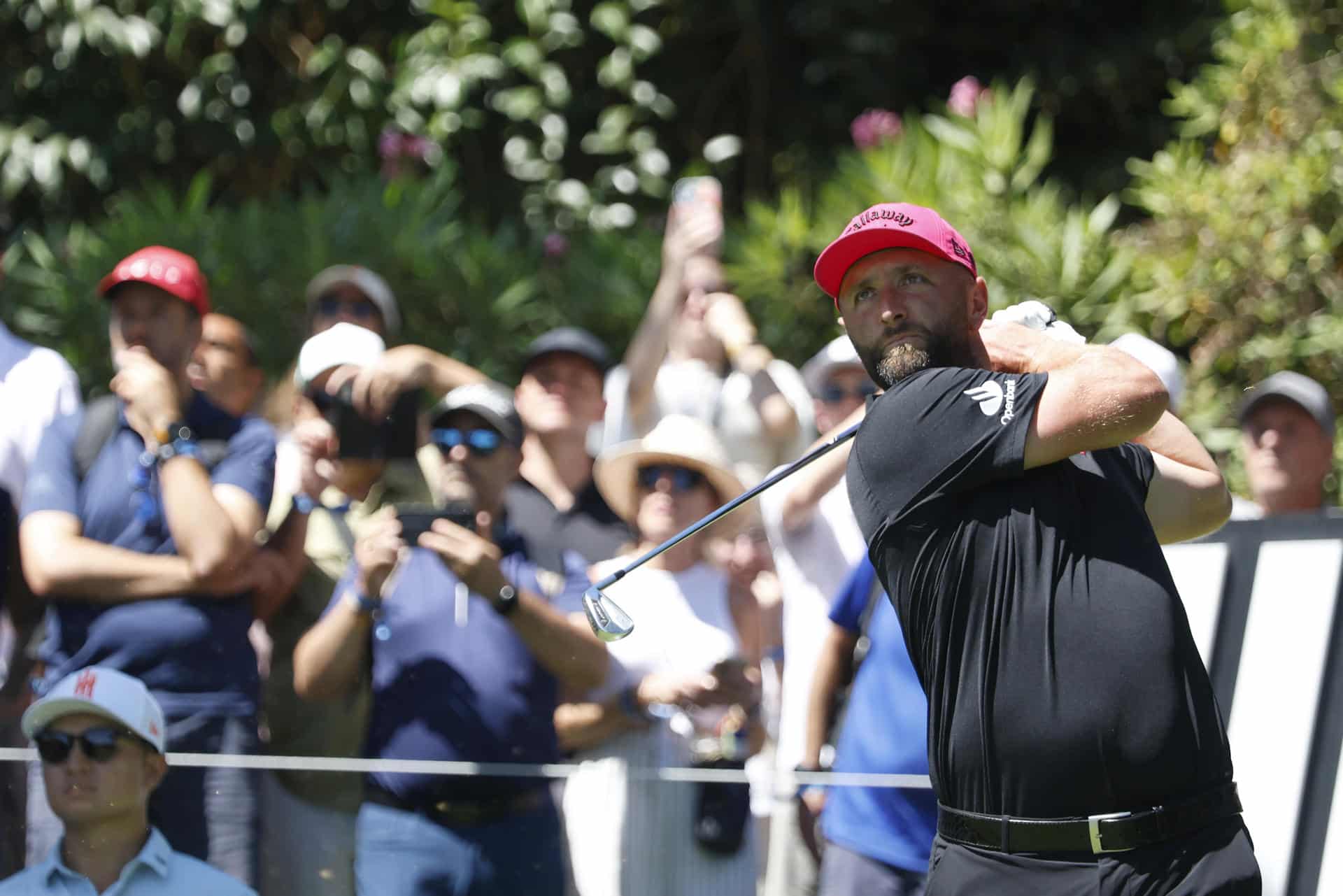 Imagen de archivo del español Jon Rahm lanzando su bola en el LIV Golf Andalucía 2025.  EFE/ A.carrasco Ragel