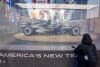 Una persona observa la exhibición de la escudería Cadillac F1 en Nueva York (Estados Unidos). EFE/Ángel Colmenares
