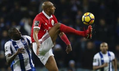El excentral brasileño Luisão, (dch), antiguo jugador y capitán del Benfica, en una foto de archivo realizada el 1 de diciembre de 2017. EFE/EPA/JOSE COELHO
