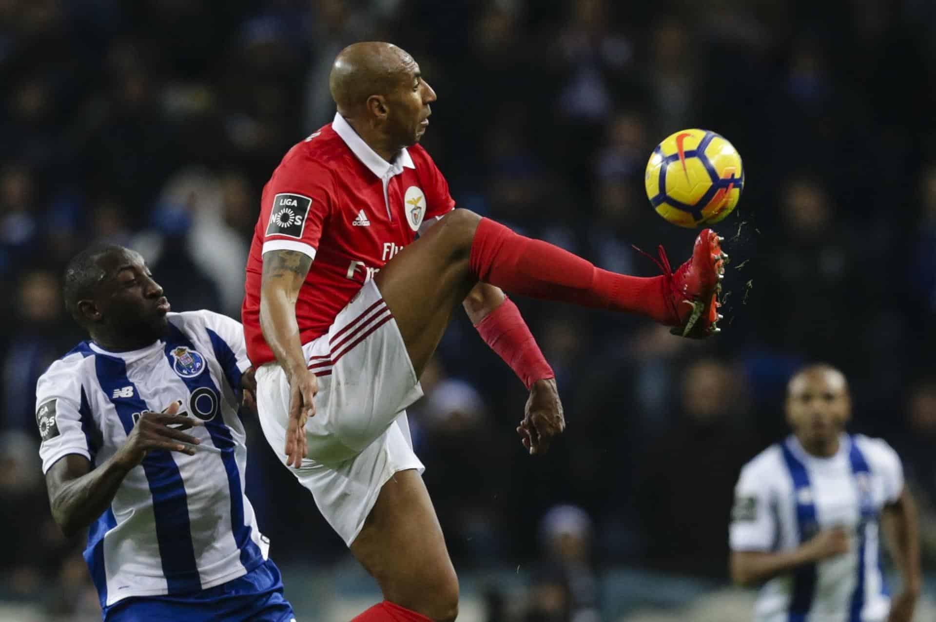 El excentral brasileño Luisão, (dch), antiguo jugador y capitán del Benfica, en una foto de archivo realizada el 1 de diciembre de 2017. EFE/EPA/JOSE COELHO