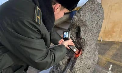 La policía rusa destapó una operación de contrabando de un meteorito valorado en más de cuatro millones de dólares que trataron de exportar a Gran Bretaña como escultura de jardín a través del puerto de San Petersburgo, informaron este jueves las fuerzas de seguridad.  EFE/ Telegram del Servicio Federal de Aduanas de Rusia /SOLO USO EDITORIAL/SOLO DISPONIBLE PARA ILUSTRAR LA NOTICIA QUE ACOMPAÑA (CRÉDITO OBLIGATORIO)
