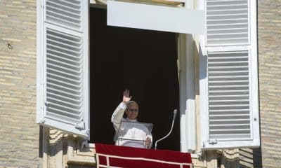 Una imagen proporcionada por los medios del Vaticano muestra al Papa León XIV saludando mientras dirige su oración del Ángelus dominical desde la ventana de su oficina con vista a la Plaza de San Pedro en la Ciudad del Vaticano, el 1 de febrero de 2026. (Papa) EFE/EPA/VATICAN MEDIA HANDOUT HANDOUT EDITORIAL USE ONLY/NO SALES