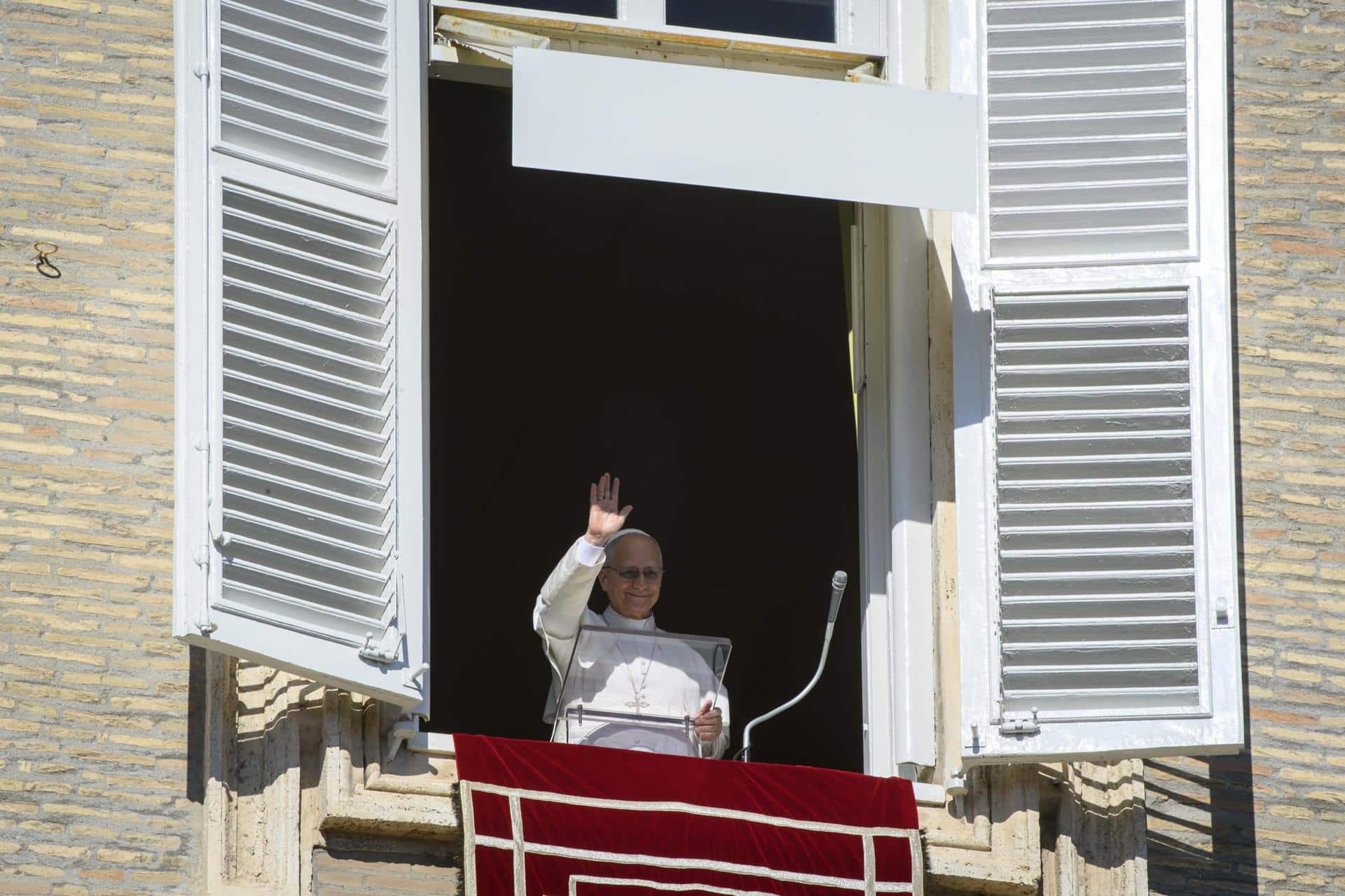 Una imagen proporcionada por los medios del Vaticano muestra al Papa León XIV saludando mientras dirige su oración del Ángelus dominical desde la ventana de su oficina con vista a la Plaza de San Pedro en la Ciudad del Vaticano, el 1 de febrero de 2026. (Papa) EFE/EPA/VATICAN MEDIA HANDOUT HANDOUT EDITORIAL USE ONLY/NO SALES