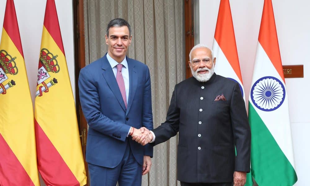 NUEVA DELHI, 18/02/2026.- El presidente del Gobierno español, Pedro Sánchez (i), saluda al primer ministro indio, Narendra Modi (d), en Nueva Delhi, este miércoles. Sánchez llegó este miércoles a Nueva Delhi para participar en una cumbre sobre Inteligencia Artificial y mantener una serie de reuniones, entre ellas un encuentro con el primer ministro indio, Narendra Modi. EFE/ Fernando Calvo/moncloa Pool SOLO USO EDITORIAL/SOLO DISPONIBLE PARA ILUSTRAR LA NOTICIA QUE ACOMPAÑA (CRÉDITO OBLIGATORIO)
