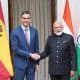 NUEVA DELHI, 18/02/2026.- El presidente del Gobierno español, Pedro Sánchez (i), saluda al primer ministro indio, Narendra Modi (d), en Nueva Delhi, este miércoles. Sánchez llegó este miércoles a Nueva Delhi para participar en una cumbre sobre Inteligencia Artificial y mantener una serie de reuniones, entre ellas un encuentro con el primer ministro indio, Narendra Modi. EFE/ Fernando Calvo/moncloa Pool SOLO USO EDITORIAL/SOLO DISPONIBLE PARA ILUSTRAR LA NOTICIA QUE ACOMPAÑA (CRÉDITO OBLIGATORIO)