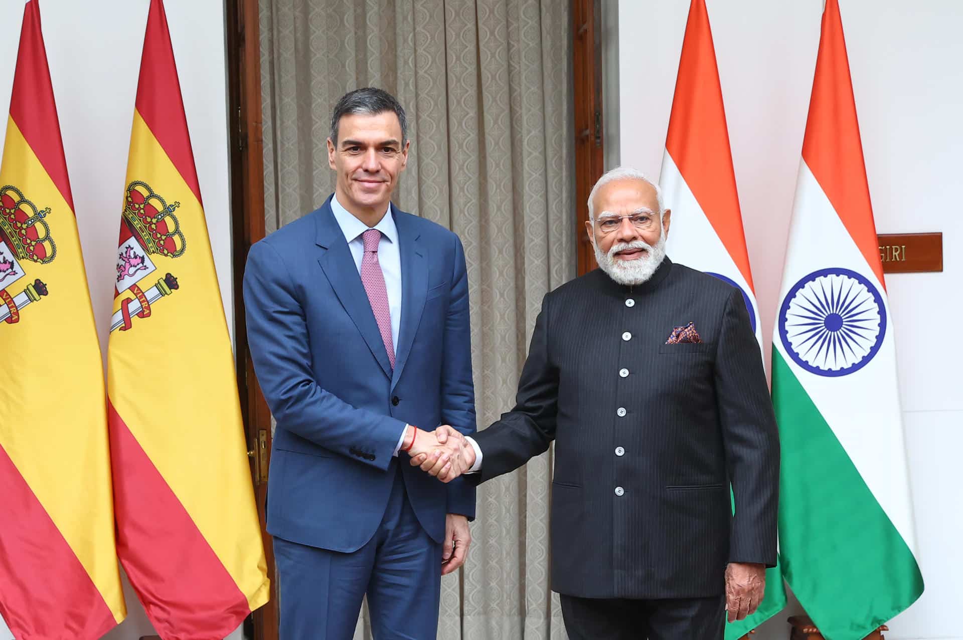 NUEVA DELHI, 18/02/2026.- El presidente del Gobierno español, Pedro Sánchez (i), saluda al primer ministro indio, Narendra Modi (d), en Nueva Delhi, este miércoles. Sánchez llegó este miércoles a Nueva Delhi para participar en una cumbre sobre Inteligencia Artificial y mantener una serie de reuniones, entre ellas un encuentro con el primer ministro indio, Narendra Modi. EFE/ Fernando Calvo/moncloa Pool SOLO USO EDITORIAL/SOLO DISPONIBLE PARA ILUSTRAR LA NOTICIA QUE ACOMPAÑA (CRÉDITO OBLIGATORIO)