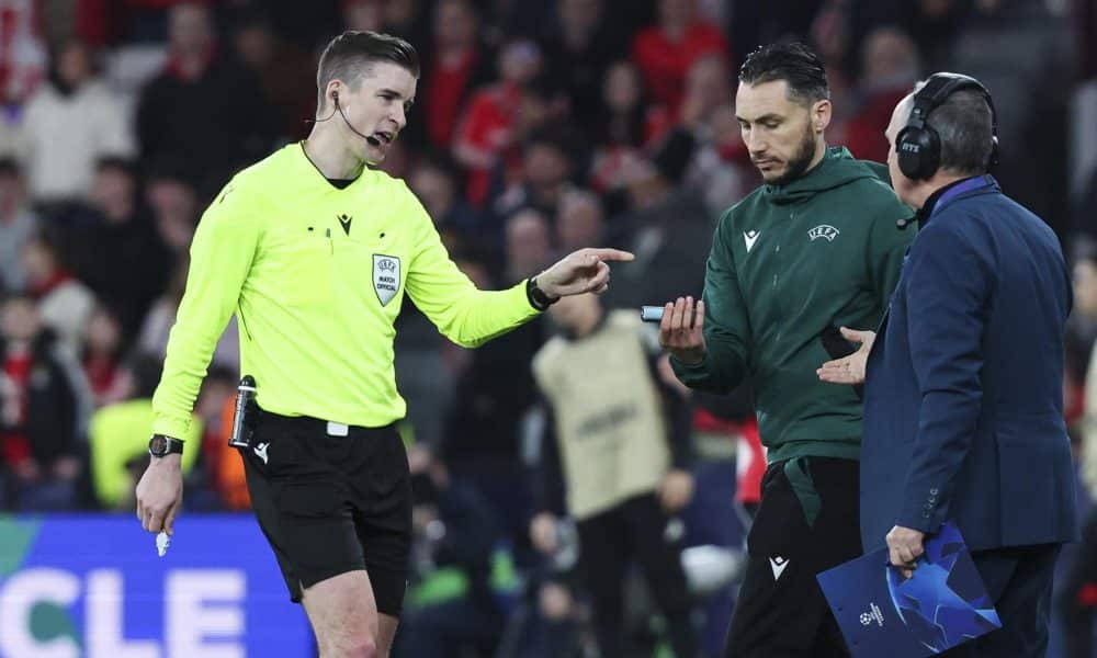 El árbitro francés Francois Letexier (2-d) en Lisboa EFE/EPA/JOSE SENA GOULAO