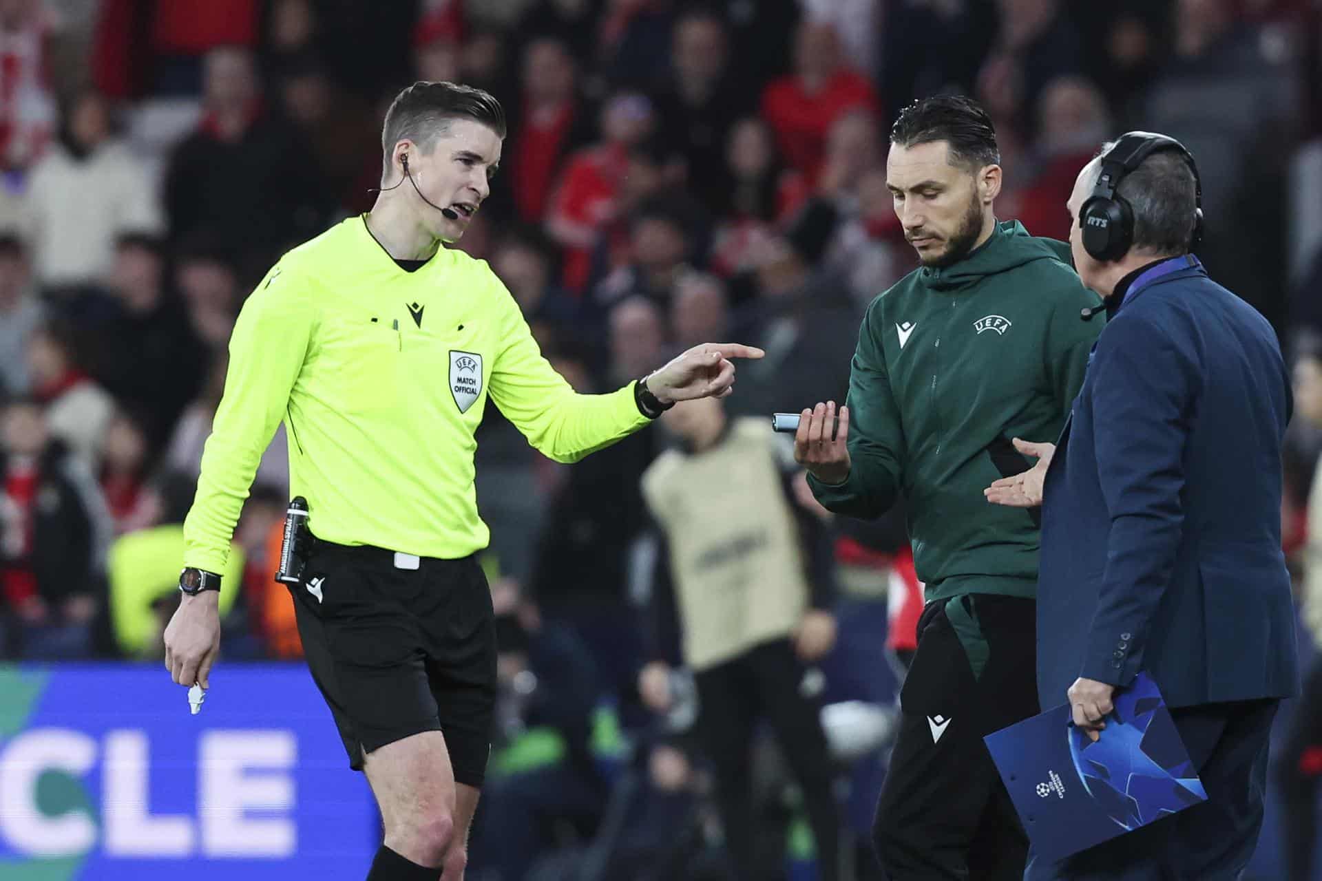 El árbitro francés Francois Letexier (2-d) en Lisboa EFE/EPA/JOSE SENA GOULAO