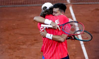 Tomas Barrios (d) y Nicolás Jarry celebran este sábado la clasificación del equipo de Chile por un cupo en la Final 8 de la Copa Davis tras vencer a los gemelos serbios Ivan y Matej Sabanov en el Estadio Nacional de Santiago. EFE/ Ailen Díaz