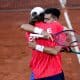 Tomas Barrios (d) y Nicolás Jarry celebran este sábado la clasificación del equipo de Chile por un cupo en la Final 8 de la Copa Davis tras vencer a los gemelos serbios Ivan y Matej Sabanov en el Estadio Nacional de Santiago. EFE/ Ailen Díaz