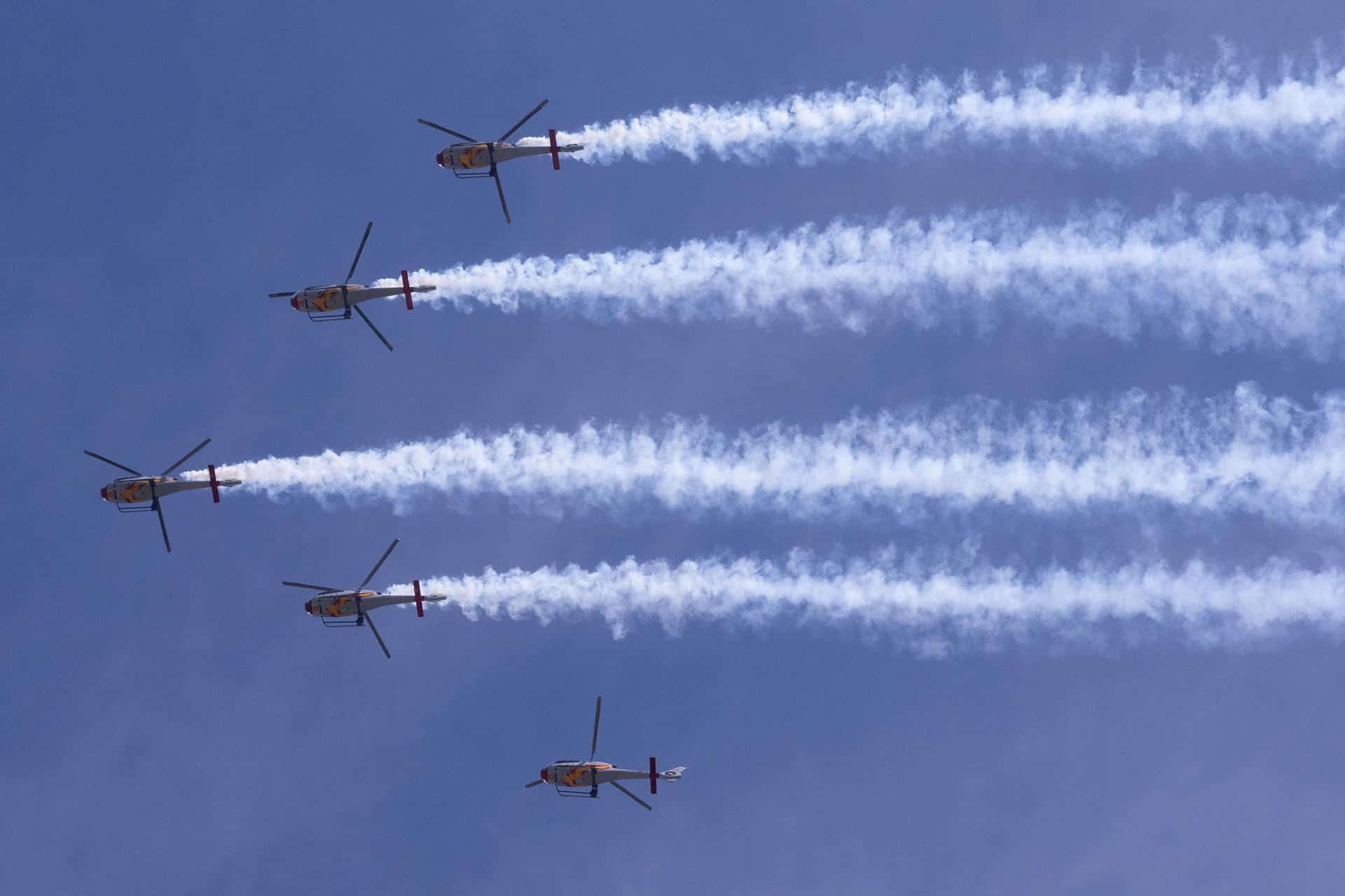 Helicópteros Eurocopter EC120 Colibrí de España, junto a la Escuadrilla Histórica B-45 Mentor de Argentina sobrevuelan durante la conmemoración del centenario de la partida del hidroavión español Plus Ultra para cruzar por primera vez el Atlántico sureste, martes en Buenos Aires (Argentina). EFE/ Juan Ignacio Roncoroni