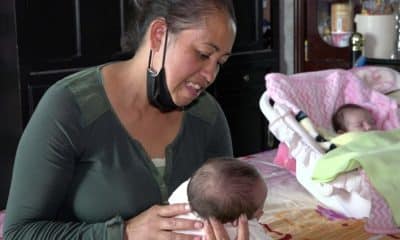 Fotografía de archivo de una mujer cuidando a sus bebes, en Querétaro (México). EFE/Sergio Ángeles