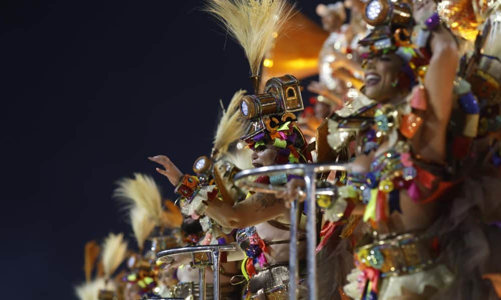 Integrantes del grupo de samba Unidos do Viradouro participan en el sambódromo este martes, durante el segundo día del Carnaval de Río de Janeiro (Brasil). EFE/ Antonio Lacerda