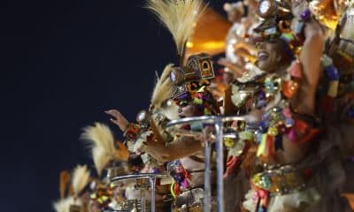Integrantes del grupo de samba Unidos do Viradouro participan en el sambódromo este martes, durante el segundo día del Carnaval de Río de Janeiro (Brasil). EFE/ Antonio Lacerda