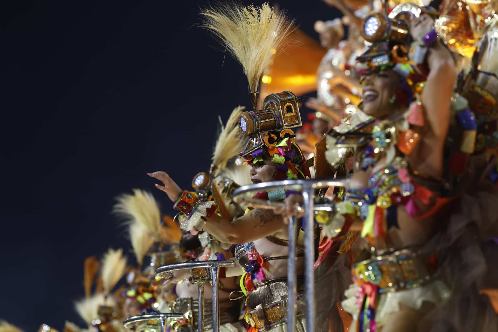 Integrantes del grupo de samba Unidos do Viradouro participan en el sambódromo este martes, durante el segundo día del Carnaval de Río de Janeiro (Brasil). EFE/ Antonio Lacerda