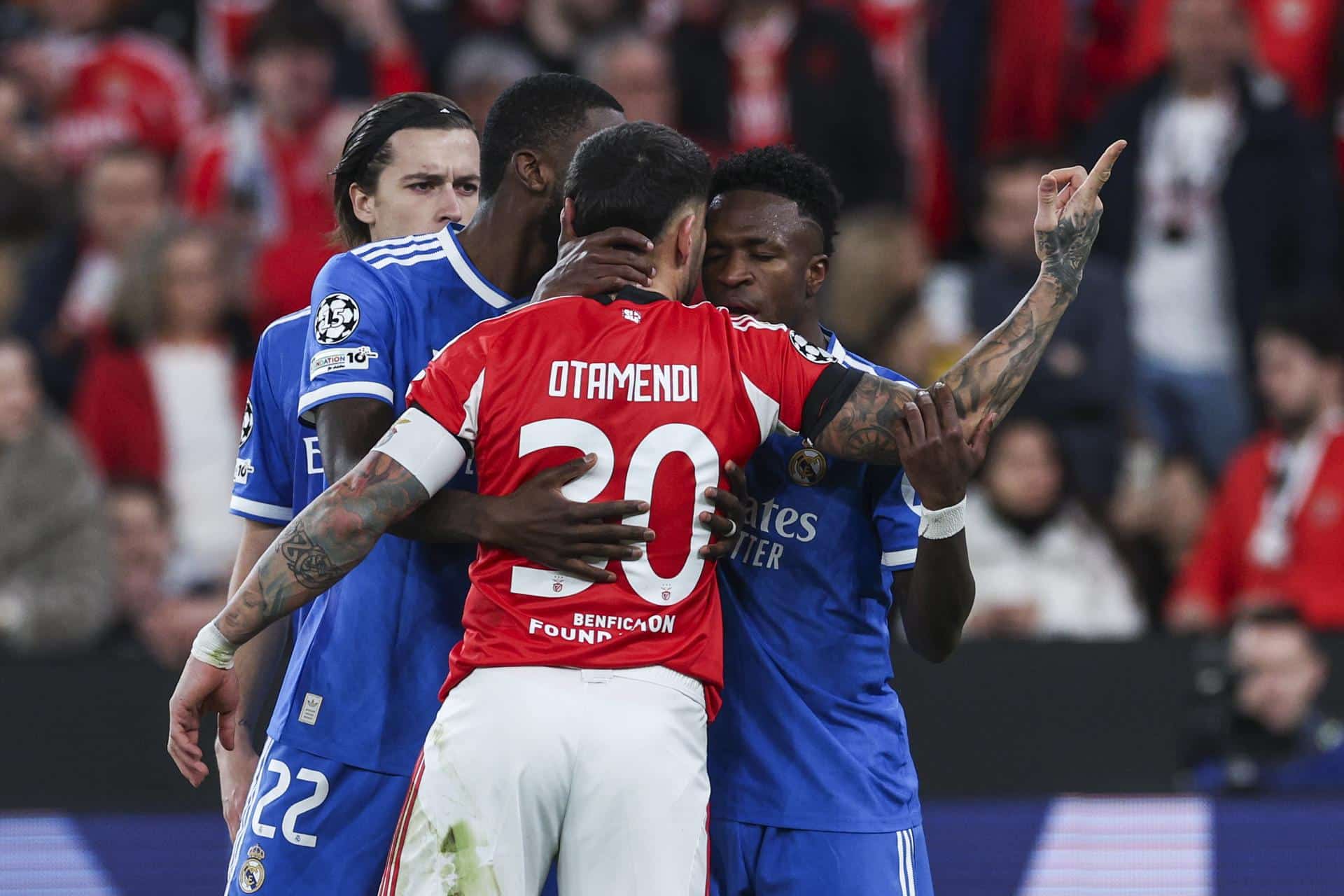 LiVinicius Junior (d) y Otamendi (2-d) en Lisbo, Portugal. EFE/EPA/MIGUEL A. LOPES