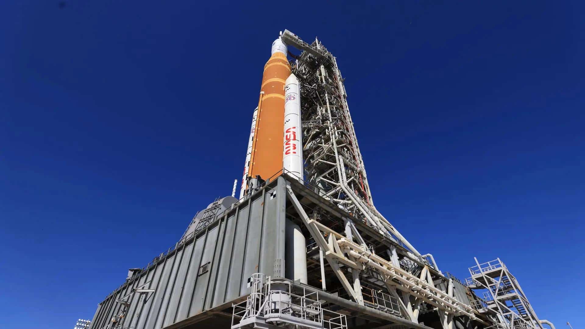 Fotografía cedida por la NASA donde se muestra el cohete Artemis II SLS (Sistema de Lanzamiento Espacial) y la nave espacial Orion instalados el martes 10 de febrero de 2026 en el lanzador móvil 1 del Complejo de Lanzamiento 39B del Centro Espacial Kennedy de la NASA en Merritt Island, Florida (EE.UU.). EFE/ Ben Smegelsky /NASA