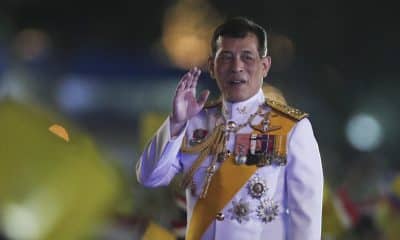 Imagen de archivo del rey tailandés Maha Vajiralongkorn saludando a los asistentes durante una ceremonia en memoria del aniversario del nacimiento del difunto rey tailandés Bhumibol Adulyadej y en conmemoración del Día Nacional del Padre, celebrada en el recinto ceremonial de Sanam Luang en Bangkok, Tailandia, el 5 de diciembre de 2020. (Tailandia) EFE/EPA/RUNGROJ YONGRIT