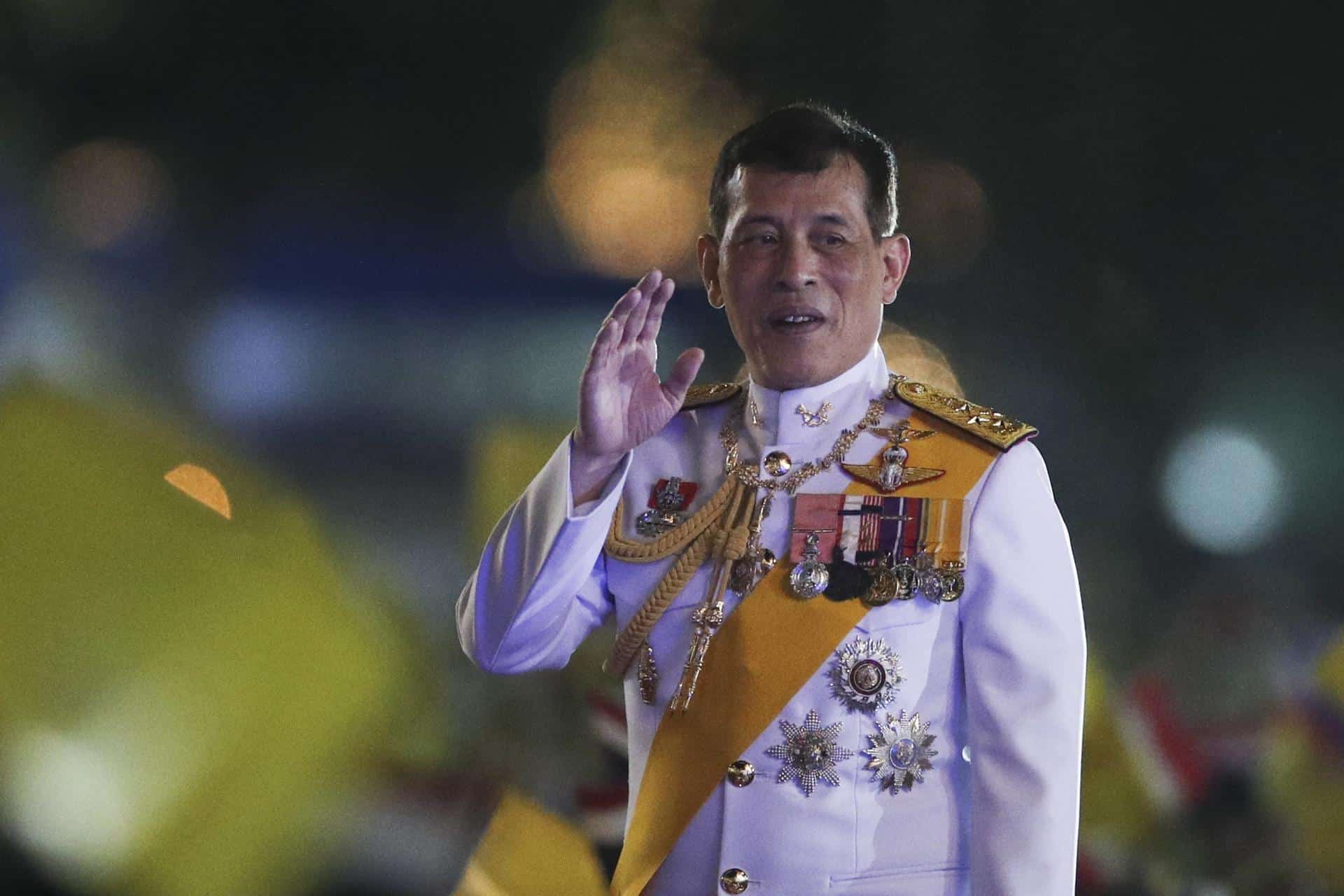 Imagen de archivo del rey tailandés Maha Vajiralongkorn saludando a los asistentes durante una ceremonia en memoria del aniversario del nacimiento del difunto rey tailandés Bhumibol Adulyadej y en conmemoración del Día Nacional del Padre, celebrada en el recinto ceremonial de Sanam Luang en Bangkok, Tailandia, el 5 de diciembre de 2020. (Tailandia) EFE/EPA/RUNGROJ YONGRIT