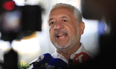 El administrador del Canal de Panamá, Ricaurte Vásquez, habla con periodistas en el centro de visitantes de Agua Clara en el Canal de Panamá este lunes, en Colón (Panamá). EFE/ Bienvenido Velasco